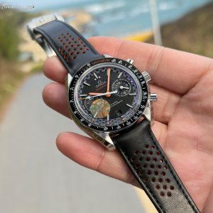 Alternative view of Omega Speedmaster Racing Chronograph 44.25mm Master Chronometer Model: 329.32.44.51.01.001 In 1957, Omega launched the Speedmaster series, specifically designed for motorsports.This design is also known as the "Racing Dial" with its matte black panda dial. The orange and white lacquered hands, along with the white 18K gold arrow-shaped hour markers, are coated with white Super-LumiNova® luminescent material. One end is accented with an orange emblem.Case diameter: 44.25mm. Powered by the TVS-developed 9900-type Master Chronometer Dual-T movement. The 3 o'clock sub-dials display [12-hour] and [60-minute] cumulative chronograph functions.All functions and aesthetics remain faithful to the original. A masterpiece of TVS craftsmanship. Vibration frequency: 28,800 vibrations per hour Power reserve: 60 hours Stainless steel case and bracelet. Double-sided anti-reflective, scratch-resistant curved glass. Pure racing style. One glance captivates, transporting you to the racetrack to experience the thrill of speed.